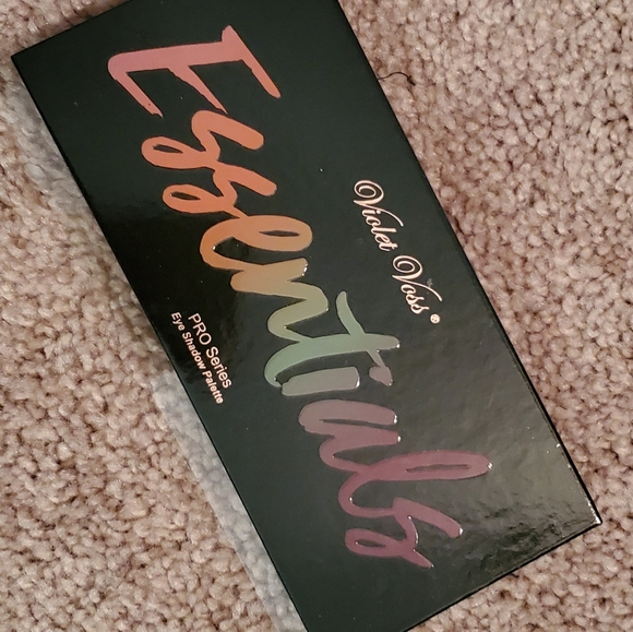 VIOLET VOSS | essentials pallet - Picture 5 of 6